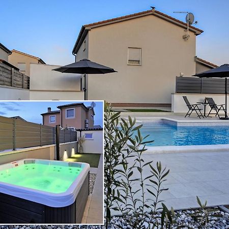 Casa Tara Three-Bedroom Holiday Home Pula Bagian luar foto