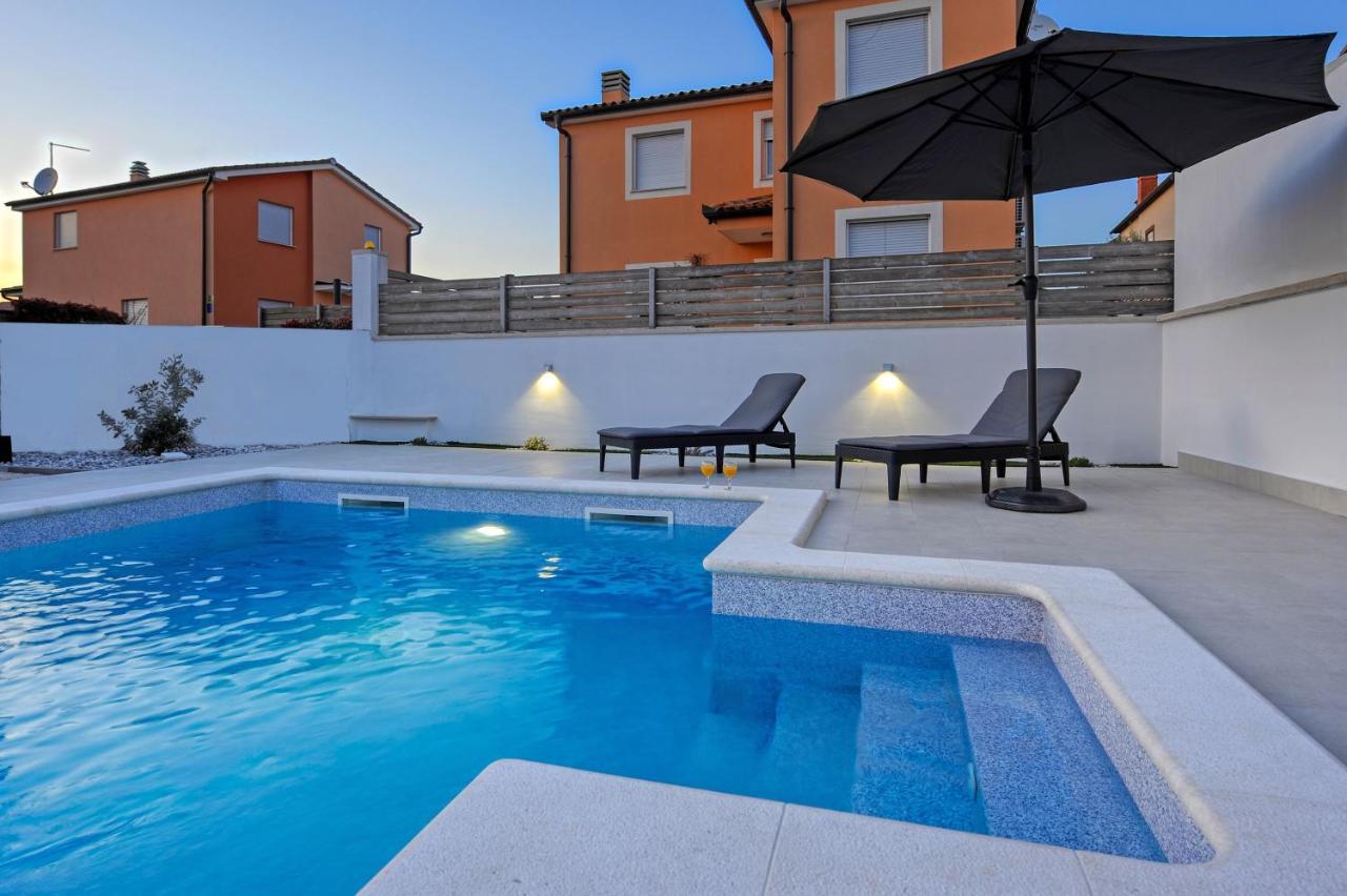 Casa Tara Three-Bedroom Holiday Home Pula Bagian luar foto