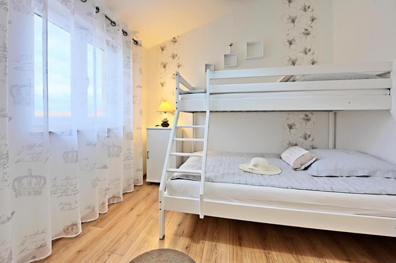 Casa Tara Three-Bedroom Holiday Home Pula Bagian luar foto